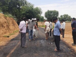 सड़क निर्माण में घटिया सामग्री का प्रयोग, ग्रामीणों और किसानों का प्रदर्शन