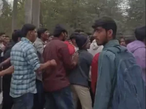 रैगिंग पर बवाल…छात्रों ने एक-दूसरे को लाठी-डंडे, बेल्ट से पीटा:आधा दर्जन मेडिकल छात्रों के सिर फूटे; रीवा में छात्रों में हिंसक संघर्ष