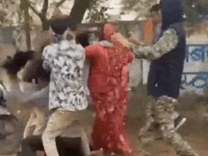 भीड़ ने आरक्षक का सिर फोड़ा…वर्दी फाड़ी:शिवपुरी भाजपा जिलाध्यक्ष बोले- पुलिस ने सरकार को डिब्बे में डाल रखा; TI को सस्पेंड कराने पर अड़े