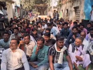 दमोह के मडियादो में आश्वासन के बाद भी नहीं बनी पक्की सड़क, ग्रामीणों ने  सड़क निर्माण को लेकर किया प्रदर्शन