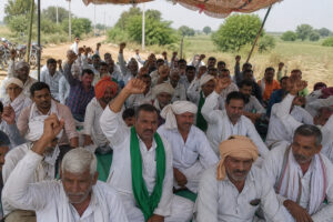 मुरैना में ग्रीन फील्ड हाईवे के खिलाफ किसानों का मोर्चा, चार गुना मुआवजे की मांग पर अनिश्चितकालीन धरना