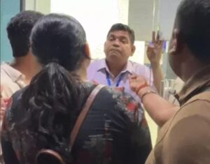 रीवा एयरपोर्ट पर बड़ा हंगामा, कन्फर्म टिकट के बावजूद 15 यात्रियों को फ्लाइट में नहीं मिली सीट; युवती का इंटरव्यू छूटा