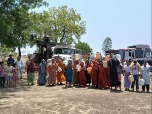 पानी के लिए तरसे ग्रामीण, नए बोरवेल की मांग को लेकर किया प्रदर्शन