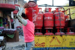 सुबह 5 बजे से लाइन में लगे लोग, फिर भी नहीं मिले गैस सिलेंडर; 10 हजार उपभोक्ता परेशान