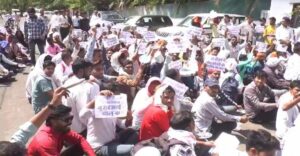 भोपाल में 70 हजार लोकल यूथ सर्वेयरों का प्रदर्शन, राजस्व मंत्री के बंगले का घेराव
