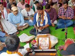 सतना में संविदा स्वास्थ्य कर्मचारियों ने किया सुंदरकांड पाठ:हड़ताल के तीसरे दिन सद्बुद्धि यज्ञ कर समाधान की अपील