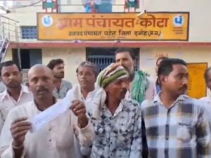 दमोह में राशन को लेकर ग्रामीणों का प्रदर्शन, तहसीलदार के आश्वासन के बाद खत्म हुआ धरना